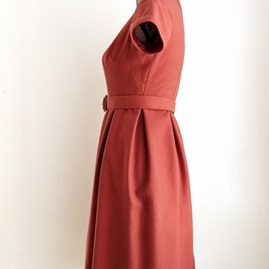 Robe de jour rouge rouille des années 60, robe plissée vintage avec ceinture assortie, taille S petit image 6