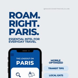 Op de afbeelding: Een smartphone scherm met reisinformatie voor Parijs, met de tekst "ROAM. RIGHT. PARIS." en "ESSENTIAL INTEL FOR EVERYDAY TRAVEL." De app biedt tips voor het openbaar vervoer, lokale eetgelegenheden, topattracties en do's & don'ts.