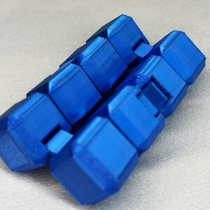 3D-utskriven Infinity Fidget-kub – vikbar stresslindrande leksak i blått bild 2