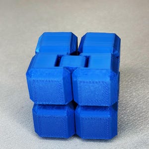 3D-utskriven Infinity Fidget-kub – vikbar stresslindrande leksak i blått bild 1