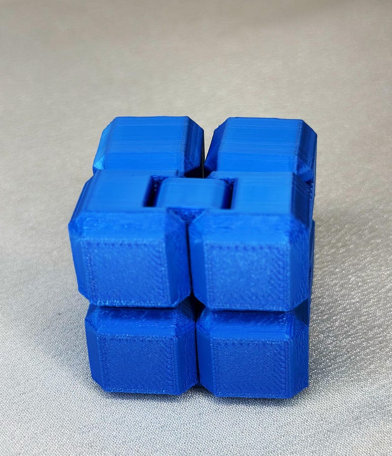 3D-utskriven Infinity Fidget-kub – vikbar stresslindrande leksak i blått bild 1