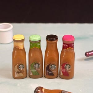 Achetez-en 2, obtenez-en un gratuit ! Mini bouteilles de boisson Barista - Mini Frappuccino Starbucks à l'échelle 1:12 - Décoration de café pour maison de poupée style Starbucks !