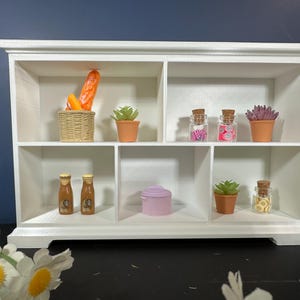 Miniaturowa półka ekspozycyjna – meble do domku dla lalek, regał do przechowywania Miniverse, nowoczesny organizer na miniaturowe dekoracje i przedmioty kolekcjonerskie