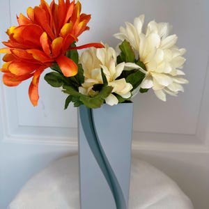Tall Modern 3D Printed Vase – Minimalist Flower Holder with Wave Design