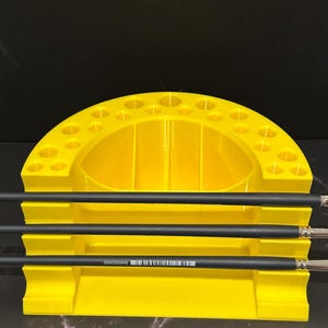 Gelber Pinsel Halter für Maler und Farbtube.