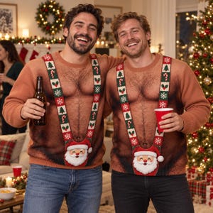 Peut inclure: Deux pulls à manches longues couleur beige avec une impression réaliste de torse poilu, des bretelles vertes à motifs de sapins de Noël, de sucres d'orge et de houx, et un visage de Père Noël en relief au bas des bretelles.