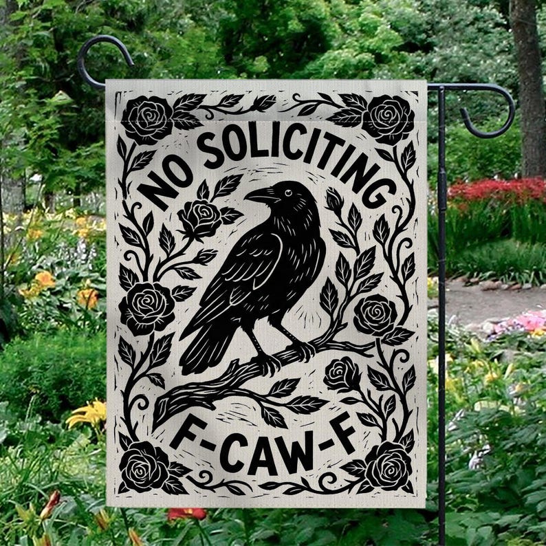 K&ouml;nnte beinhalten: Cremefarbene Gartenflagge mit einem schwarzen Raben auf einem Ast, umgeben von Rosen und den Worten "NO SOLICITING" und "F-CAW-F" in Schwarz. Das Design ist kreisf&ouml;rmig.