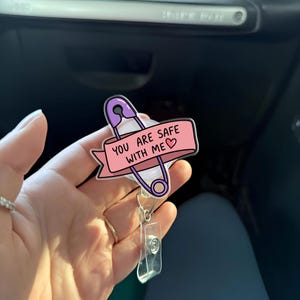 You Are Safe With Me-badgehaspel, ontwerp met intrekbare ID-houder veiligheidsspeld, leuk cadeau verpleegkundige leraar, ondersteuningsaccessoire voor gezondheidszorgbondgenoot