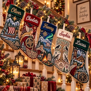 Puede incluir: Cinco calcetines de Navidad personalizados con intrincados bordados de inspiración nórdica. Cada calcetín muestra una escena única que incluye barcos vikingos, guerreros y árboles míticos, con los nombres Oliver, Charlotte, Henry, Sophia y Lucas bordados en hilo dorado o rojo en los puños.