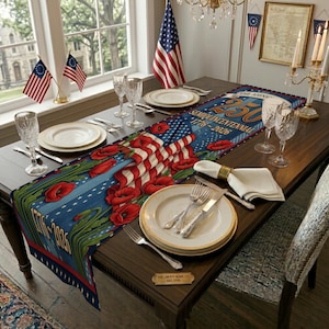 Puede incluir: Una mesa de comedor decorada para una celebración patriótica. El centro de mesa es un camino de mesa azul con un diseño de bandera estadounidense y amapolas rojas. La mesa está puesta con platos blancos, cubiertos y copas de cristal. Banderas americanas se muestran en el fondo.
