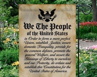 Könnte beinhalten: Eine Gartenflagge mit dem Text "We The People of the United States" und der Präambel der US-Verfassung. Die Flagge hat ein Vintage-Pergament-Design mit einem schwarzen Adler-Emblem.