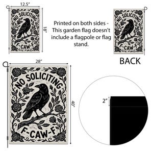K&ouml;nnte beinhalten: Eine schwarz-wei&szlig;e Gartenflagge mit einem Raben auf einem Ast, umgeben von floralen Elementen. Der Text "NO SOLICITING" und "F-CAW-F" ist zu sehen. Die Flagge ist 101.6 cm hoch und 71.1 cm breit.
