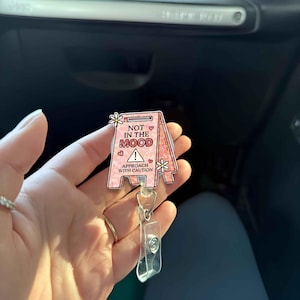 Bobine de badge Pas d'humeur, panneau d'avertissement rose drôle, porte-carte d'identité « approchez-vous avec prudence », clip rétractable, cadeau humoristique de bureau d'infirmière enseignante
