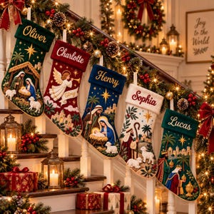 Puede incluir: Cinco calcetines de Navidad personalizados colgados en fila, cada uno con nombres bordados: Oliver, Charlotte, Henry, Sophia y Lucas. Los calcetines muestran escenas detalladas de la natividad, un ángel y los tres reyes magos.
