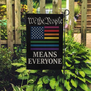 Pride Garten Flagge LGBTQ+ | Wir, die Menschen, Jeder bedeutet Yard Flagge | Inclusive Outdoor Dekor | Gleichheits-Flagge für die Feier des Pride Month