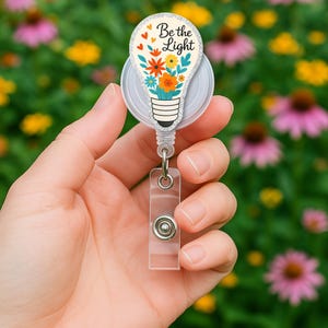 Bobine de badges Be the Light | Porte-badge enseignant inspirant | Clip d'identification floral pour ampoule | Accessoire de bureau positif pour la rentrée