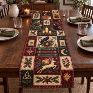 Puede incluir: Un camino de mesa acolchado rectangular con un diseño de patchwork que incluye ilustraciones de un zorro, un gato negro, un cuervo, un ciervo, velas, libros titulados Spells, Botanicals, Folk Magic y frascos etiquetados como Juniper y Mugwort en verde y rojo.