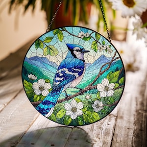 Attrape-soleil en verre geai bleu et cornouiller - oiseau suspendu à la fenêtre avec fleurs et vue sur la montagne - cadeau pour la maison pour amoureux de la nature, cadeau pour maman
