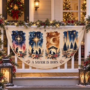 Op de afbeelding: Een halfronde stoffen banner met vier aquarelpanelen die een kerststal, sterren, een maansikkel en dennenbomen tonen. De tekst A SAVIOR IS BORN staat onderaan in het midden in het zwart gedrukt, versierd met kerststerren.