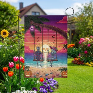 Bandera de jardín con diseño de pareja de esqueletos en la playa – Decoración tropical con atardecer de Halloween – Letrero de jardín divertido y espeluznante