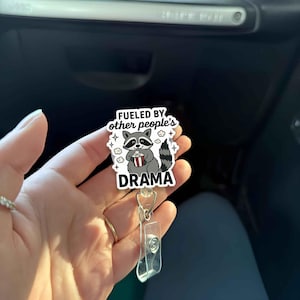 Alimenté par le drame d'autres personnes, bobine de badge raton laveur | Porte-cartes d'identité rétractable animal pop-corn drôle | Idée cadeau mignonne d'infirmière enseignante d'employé de bureau