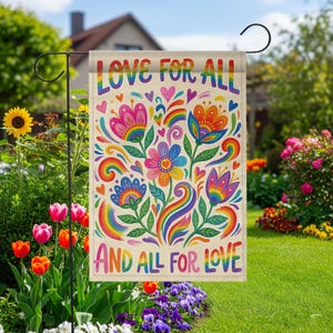 Może przedstawiać: Flaga ogrodowa z napisem "LOVE FOR ALL AND ALL FOR LOVE" w kolorach tęczy. Flaga przedstawia kolorowy kwiatowy wzór z tęczami, sercami i kwiatami w różnych kolorach, w tym różowym, niebieskim i pomarańczowym.