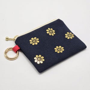 Porta-moedas com estampa coreana feita à mão – Carteira de lona com zíper e chaveiro floral dourado | Presente para ela