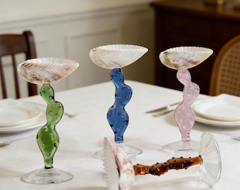 Copas de vino hechas a mano con conchas marinas: decoración para bodas en la playa y copas de martini como regalo.