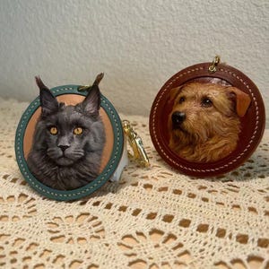 Handgefertigte Haustier-Leder-Schlüsselanhänger: Einzigartiges personalisiertes Geschenk - Handgemachter Taschenanhänger - Haustierporträt - Hundedenkmal - Ledermode Halloween