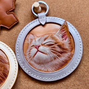 Custom Hand-Craving  Leather Pet PorUnique Christmas Presenttrait Keychain: Custom Dog & Cat Memorial Purse Bag Charm