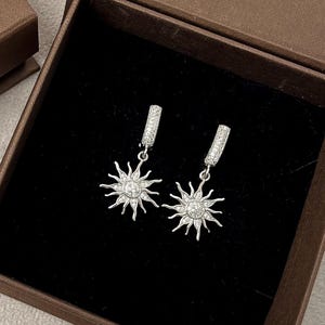 繊細な天体ダングルイヤリング、ハギーサンイヤリング、ミニマリストな日常使いのジュエリー、繊細なサンバーストイヤリング、ガールフレンドへの誕生日プレゼント