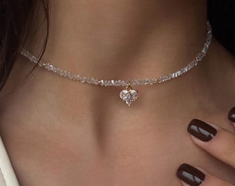 Elegante choker met harthanger, delicate kristallen armband, sierlijke hangoorbellen, bruidssieradenset