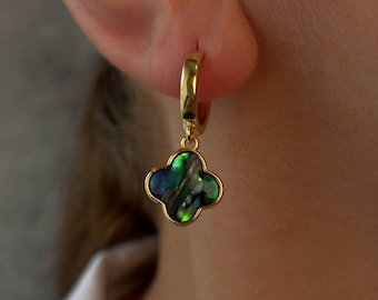 Grüne Klee Ohrringe, zierliche Ohrringe, St Patricks Ohrringe, zierliche Ohrringe, vier Blatt Ohrringe, St Patricks, Geburtstag Geschenk für Sie