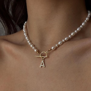 Collar con inicial de perla, gargantilla con colgante de letra, pendientes de aro, joyería con monograma, regalo para esposa, conjunto de joyas minimalista, regalo para ella