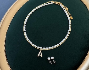 Perlen Schmuckset mit Perlen-Choker und Ohrsteckern, Doppelstrang-Initialen-Halskette und individuellem Armband