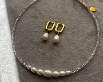 Delikatny perłowy choker i perłowe kolczyki, zestaw biżuterii ślubnej, wiszące kolczyki ślubne, biżuteria dla druhen, prezent urodzinowy dla kobiet