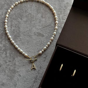 Delicado conjunto de joyas para mujer, gargantilla de perla con colgante de letra, pendientes huggie chapados en oro, regalo para esposa, collar con inicial, regalo para ella