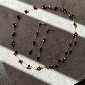 Granat Perlen Schmuckset, Layering Kette, lange Ohrstecker, zarte Perlen Choker, Brautjungfer Geschenk, zierliche Tropfen Ohrringe, Geschenk für Sie
