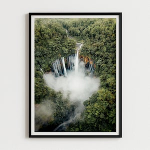 Indonesisk djungelväggkonst: Tropiskt vattenfall, östra Java, flygfoto