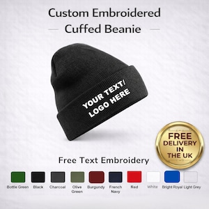 Puede incluir: Gorro negro con vuelta con el texto "YOUR TEXT/ LOGO HERE" en blanco. La imagen también muestra una paleta de colores de gorros disponibles, incluyendo verde botella, negro, carbón, verde oliva, borgoña, azul marino, rojo, blanco, azul real y gris claro.