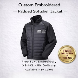 Puede incluir: Chaqueta softshell acolchada negra con cremallera completa y cuello alzado. La chaqueta tiene mangas negras y un panel frontal acolchado. El texto "YOUR TEXT/LOGO HERE" es visible en el pecho. La imagen también incluye el texto "Custom Embroidered Padded Softshell Jacket".