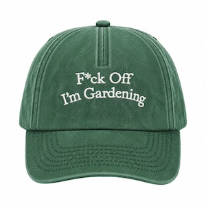 Peut inclure: Une casquette de baseball vert for&ecirc;t avec une inscription brod&eacute;e en blanc indiquant F*ck Off I'm Gardening. La casquette pr&eacute;sente une calotte structur&eacute;e avec une couture centrale, une visi&egrave;re incurv&eacute;e avec des surpiq&ucirc;res et un bouton au sommet.