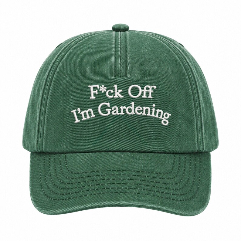 Peut inclure: Une casquette de baseball vert for&ecirc;t avec une inscription brod&eacute;e en blanc indiquant F*ck Off I'm Gardening. La casquette pr&eacute;sente une calotte structur&eacute;e avec une couture centrale, une visi&egrave;re incurv&eacute;e avec des surpiq&ucirc;res et un bouton au sommet.