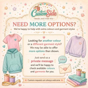 Peut inclure: Un graphique avec le texte CustomSide MADE JUST FOR YOU et NEED MORE OPTIONS? illustr&eacute; par un t-shirt rose, un sweat &agrave; capuche bleu sarcelle, un sweat-shirt lavande, des bobines de fil, un m&egrave;tre ruban, une enveloppe et du tissu pli&eacute;.