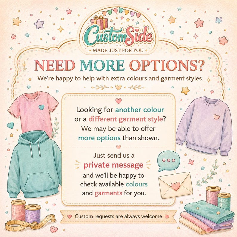 Peut inclure: Un graphique avec le texte CustomSide MADE JUST FOR YOU et NEED MORE OPTIONS? illustr&eacute; par un t-shirt rose, un sweat &agrave; capuche bleu sarcelle, un sweat-shirt lavande, des bobines de fil, un m&egrave;tre ruban, une enveloppe et du tissu pli&eacute;.