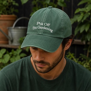 Peut inclure: Une casquette de baseball vert for&ecirc;t avec le texte brod&eacute; en blanc F*ck Off I'm Gardening. La casquette pr&eacute;sente une calotte structur&eacute;e, une visi&egrave;re incurv&eacute;e et des &oelig;illets cousus sur les panneaux sup&eacute;rieurs pour un look classique.