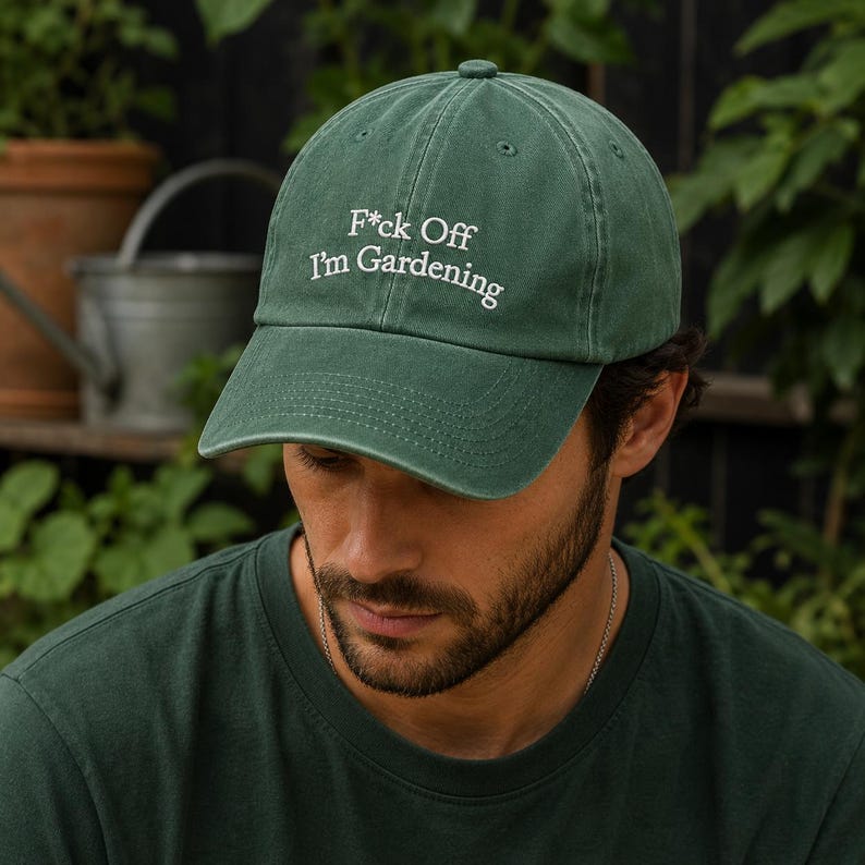 Peut inclure: Une casquette de baseball vert for&ecirc;t avec le texte brod&eacute; en blanc F*ck Off I'm Gardening. La casquette pr&eacute;sente une calotte structur&eacute;e, une visi&egrave;re incurv&eacute;e et des &oelig;illets cousus sur les panneaux sup&eacute;rieurs pour un look classique.