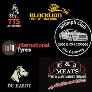 Peut inclure: Une collection d'&eacute;cussons brod&eacute;s sur fond noir pr&eacute;sentant les logos de TTS Autocentre, Blacklion Part of the Pride, un embl&egrave;me de voiture 200mph Club avec la date 11.05.2025, International Tyres, une t&ecirc;te de chien DC Hardy et E&J Meats.