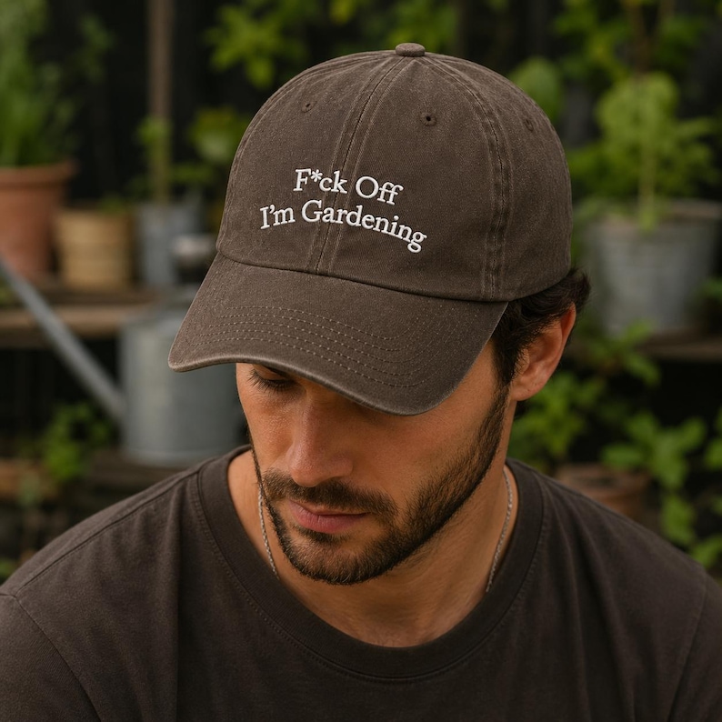 Peut inclure: Une casquette de baseball marron fonc&eacute; avec le texte brod&eacute; en blanc F*ck Off I'm Gardening centr&eacute; sur le panneau avant. La casquette pr&eacute;sente une visi&egrave;re incurv&eacute;e, une calotte structur&eacute;e avec des &oelig;illets d'a&eacute;ration et six panneaux.