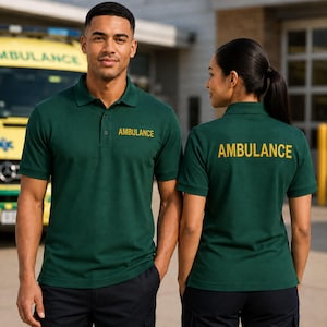 Könnte beinhalten: Ein dunkelgrünes Poloshirt mit Kragen, kurzen Ärmeln und einer Knopfleiste. Das Wort AMBULANCE ist in Gelb auf der linken Brust gestickt und in großen gelben Großbuchstaben auf der Rückseite des Kleidungsstücks aufgedruckt.